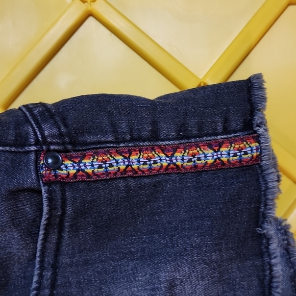 Cut off volcom denim shorts - Picture 3 of 4